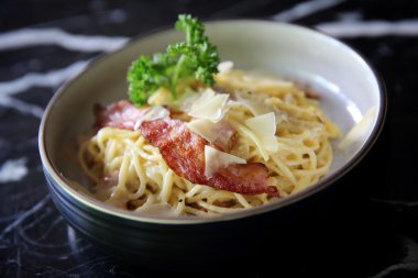 Makarna Carbonara pastırma jambon ve peynir ile
