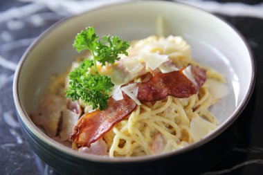 Makarna Carbonara pastırma jambon ve peynir ile