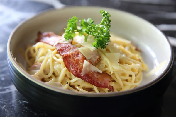 Makarna Carbonara pastırma jambon ve peynir ile