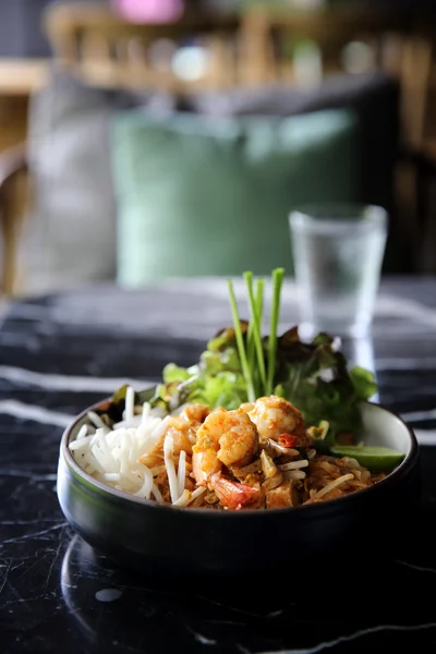 Räkor Pad Thai thaimat nudlar — Stockfoto