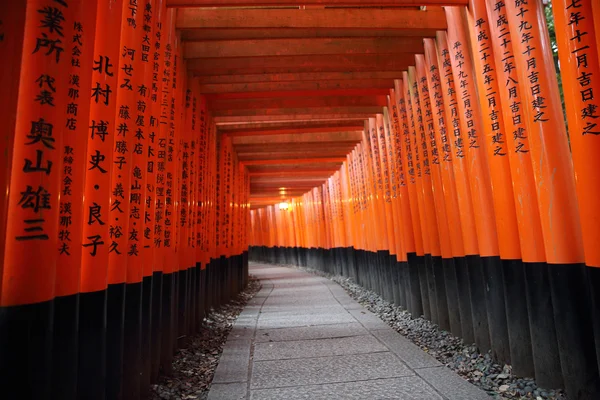 Röd Tori grinden vid Fushimi Inari helgedom i Kyoto, Japan, selectiv — Stockfoto