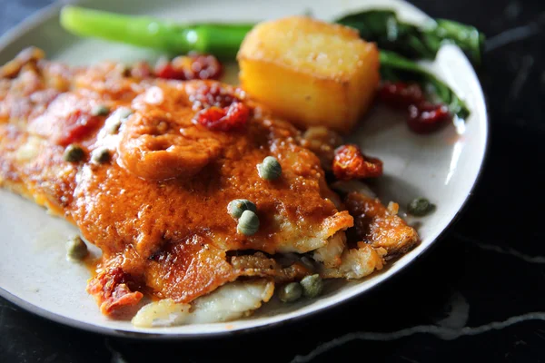 Cucina raffinata Filetti di asino con salsa di pomodoro e spezie — Foto Stock