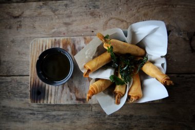 Bahar rulo tatlı biber soslu karides. Asya gıda