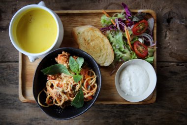 Spagetti ve köfte ahşap arka plan İtalyan gıda