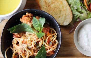 Spagetti ve köfte ahşap arka plan İtalyan gıda