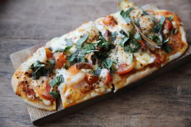 Deniz ürünleri ve ahşap bir masa, İtalyan yemeği domates pizza