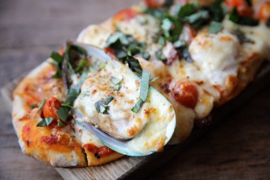 Deniz ürünleri ve ahşap bir masa, İtalyan yemeği domates pizza