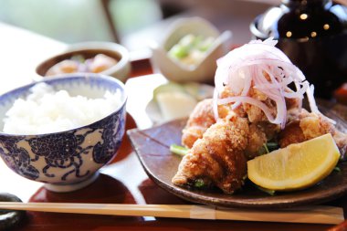 pirinç ve çorba Japon gıda ile Karaage