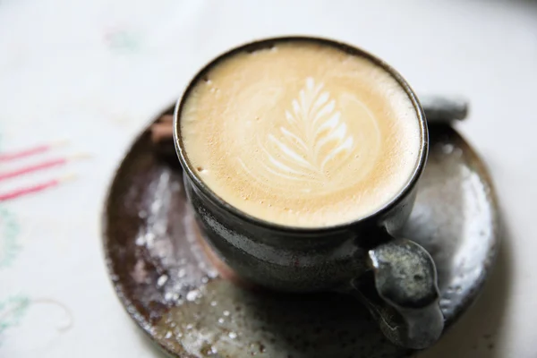 Cappuccino koffie op witte achtergrond — Stockfoto