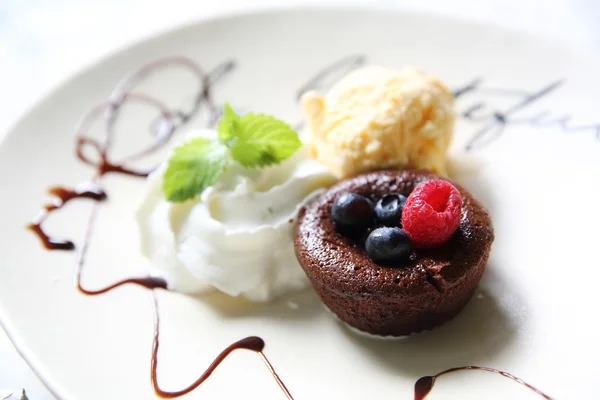 巧克力熔岩蛋糕和冰淇淋的浆果 — 图库照片