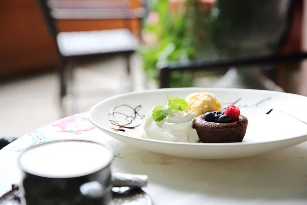 Bolo de lava de chocolate e bagas com sorvete — Fotografia de Stock