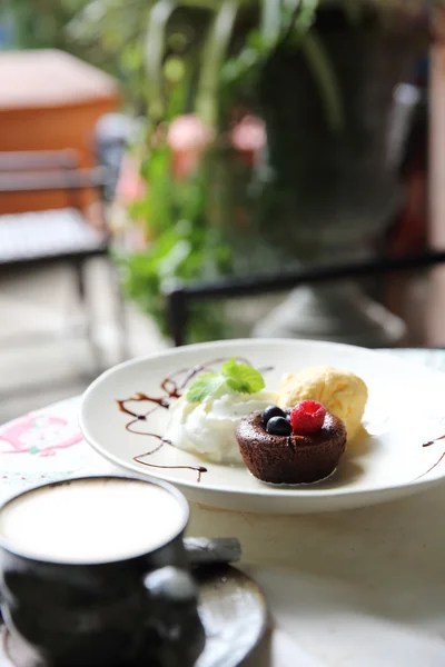 巧克力熔岩蛋糕和冰淇淋的浆果 — 图库照片