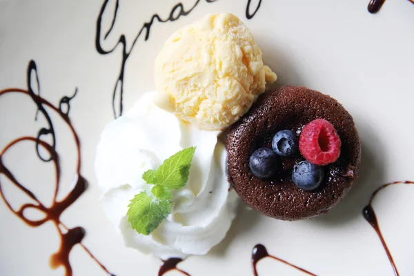 Choklad lava tårta och bär med glass — Stockfoto