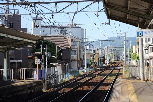 KYOTO - 2 giugno: stazione ferroviaria con persone e città. GIAPPONE GIAPPONE — Foto Stock