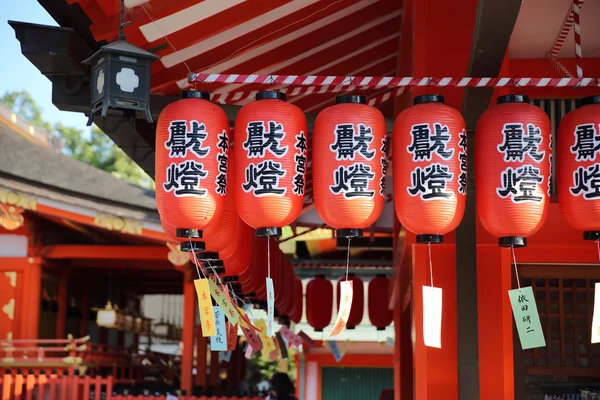 KYOTO - 2 de junio: Fushimi Inari Taisha linterna japonesa en Kyoto — Foto de Stock