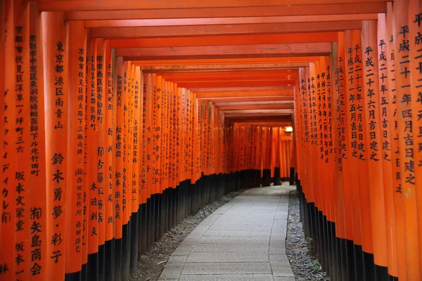 Kyoto - 2 juni: Fushimi Inari Taisha helgedom Inari i Kyoto. Jap — Stockfoto