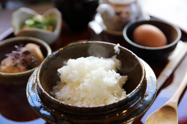 Comida tradicional japonesa mezcla un huevo crudo y arroz —  Fotos de Stock