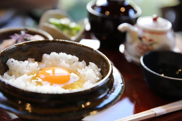 Comida tradicional japonesa mistura um ovo cru e arroz — Fotografia de Stock