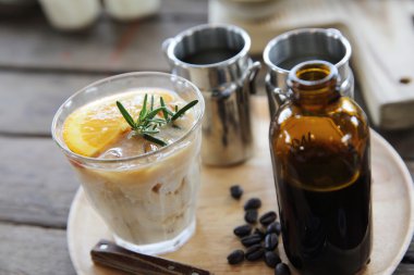 Ahşap arka plan üzerinde kahve ve portakal karışımı