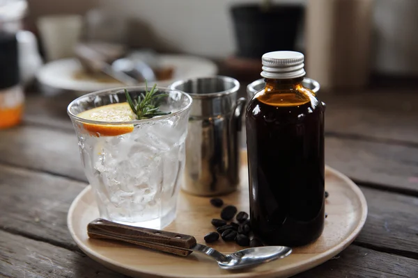 Kaffe och orange mix på trä bakgrund — Stockfoto