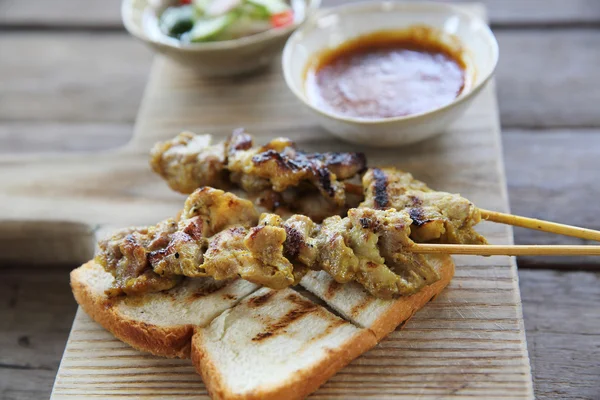 マレーシア料理鶏肉の串焼きピーナッツ ソース木材比較に — ストック写真