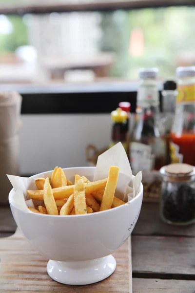 Pommes de terre frites frites sur fond bois — Photo