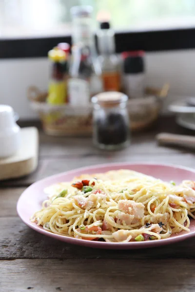 Espaguetis con chile seco y tocino —  Fotos de Stock
