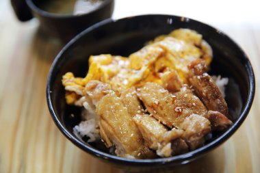 ızgara tavuk teriyaki pirinç ahşap zemin üzerinde