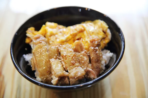 Pollo a la parrilla teriyaki arroz sobre fondo de madera —  Fotos de Stock