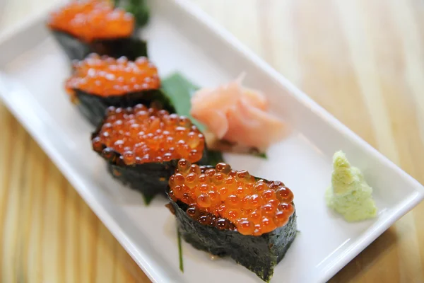 Ikura sushi, ikura com algas marinhas, comida japonesa — Fotografia de Stock