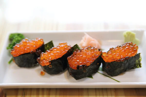 Ikura sushi, ikura con algas, comida japonesa — Foto de Stock