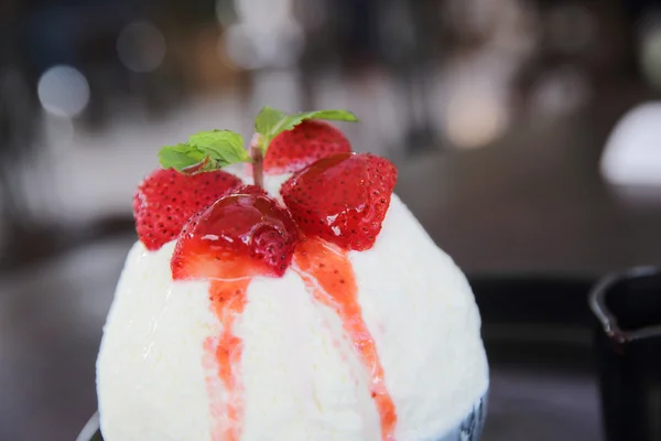 Rakade is med mjölk och jordgubbe — Stockfoto
