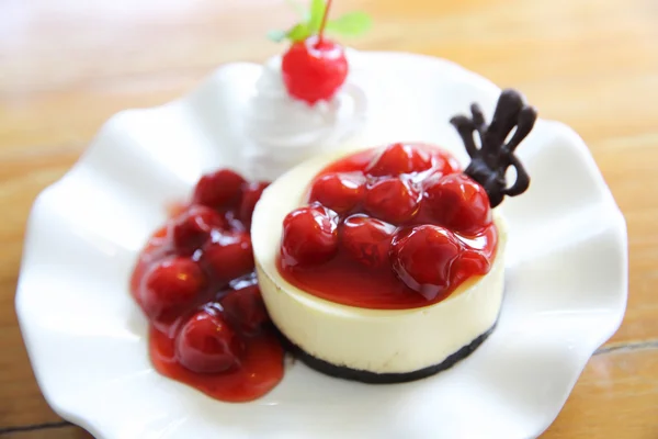 Postre - Tarta de queso con salsa de cereza —  Fotos de Stock