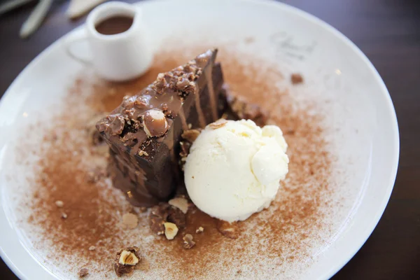 Bolo de chocolate escuro com sorvete de baunilha — Fotografia de Stock