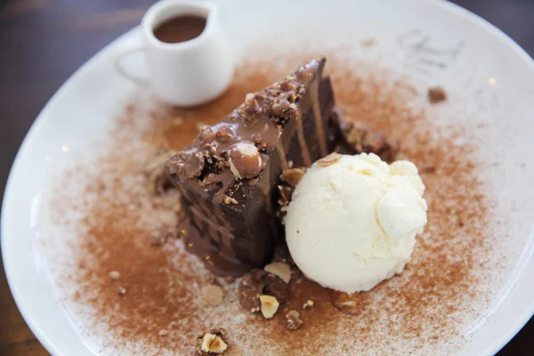 Bolo de chocolate escuro com sorvete de baunilha — Fotografia de Stock