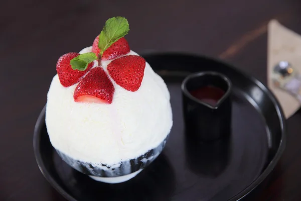 우유와 딸기 빙 — 스톡 사진