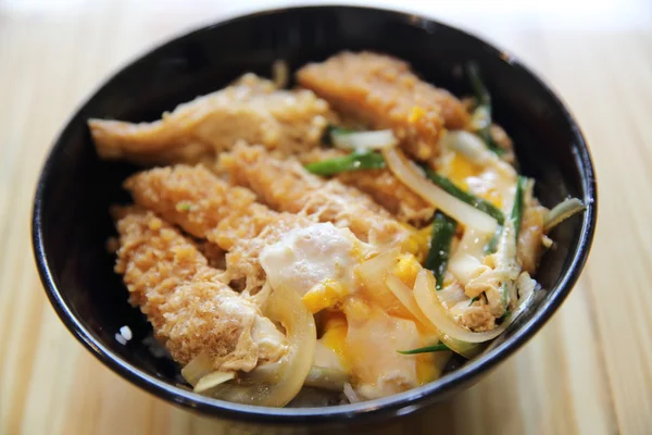 Comida japonesa carne de porco frita com ovo Katsudon — Fotografia de Stock