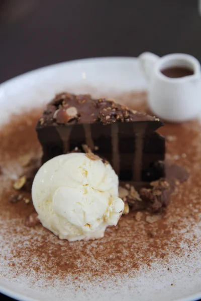 Sötét csokoládé torta, vanília fagylalttal — Stock Fotó