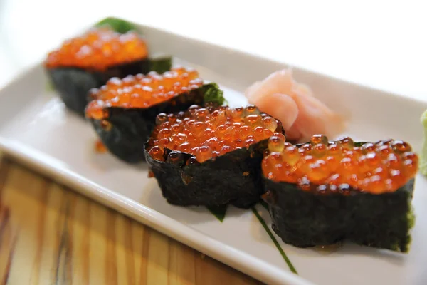 Ikura sushi, ikura cu alge marine, mâncare japoneză — Fotografie, imagine de stoc
