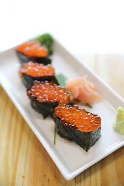 Ikura sushi, ikura com algas marinhas, comida japonesa — Fotografia de Stock