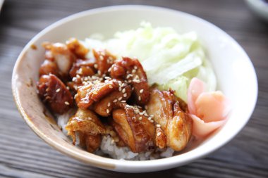 Ahşap arka plan, Japon yemekleri ızgara tavuk teriyaki pirinç