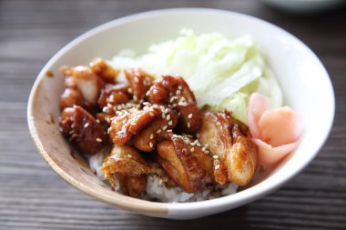 Ahşap arka plan, Japon yemekleri ızgara tavuk teriyaki pirinç