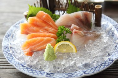 Somon ve kırmızı snapper sashimi Japon yemekleri