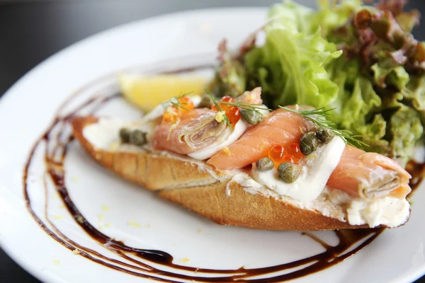 Tartine con salmone affumicato e crema di formaggio — Foto Stock