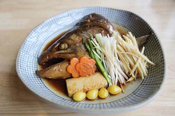 Cabeza de pescado cocido salsa de soja comida japonesa —  Fotos de Stock