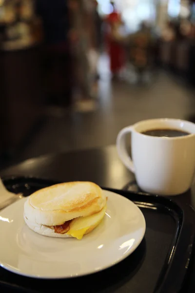 Rollo de tocino y huevo frito con café — Foto de Stock