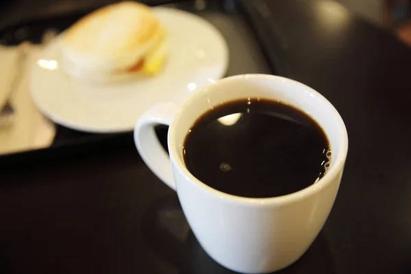 Pastırma ve kahve ile kızarmış yumurta rulo — Stok fotoğraf