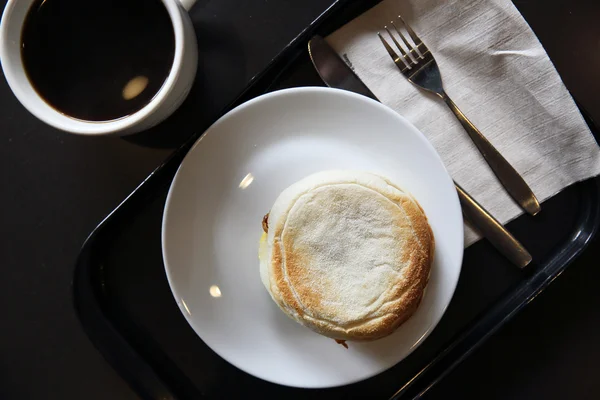 Bacon and fried egg roll with coffee — Stock Photo, Image