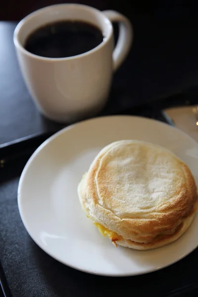 Bacon en gebakken ei broodje met koffie — Stockfoto