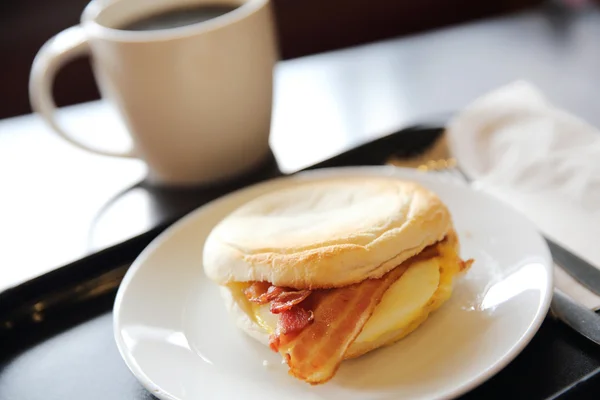 Bacon en gebakken ei broodje met koffie — Stockfoto